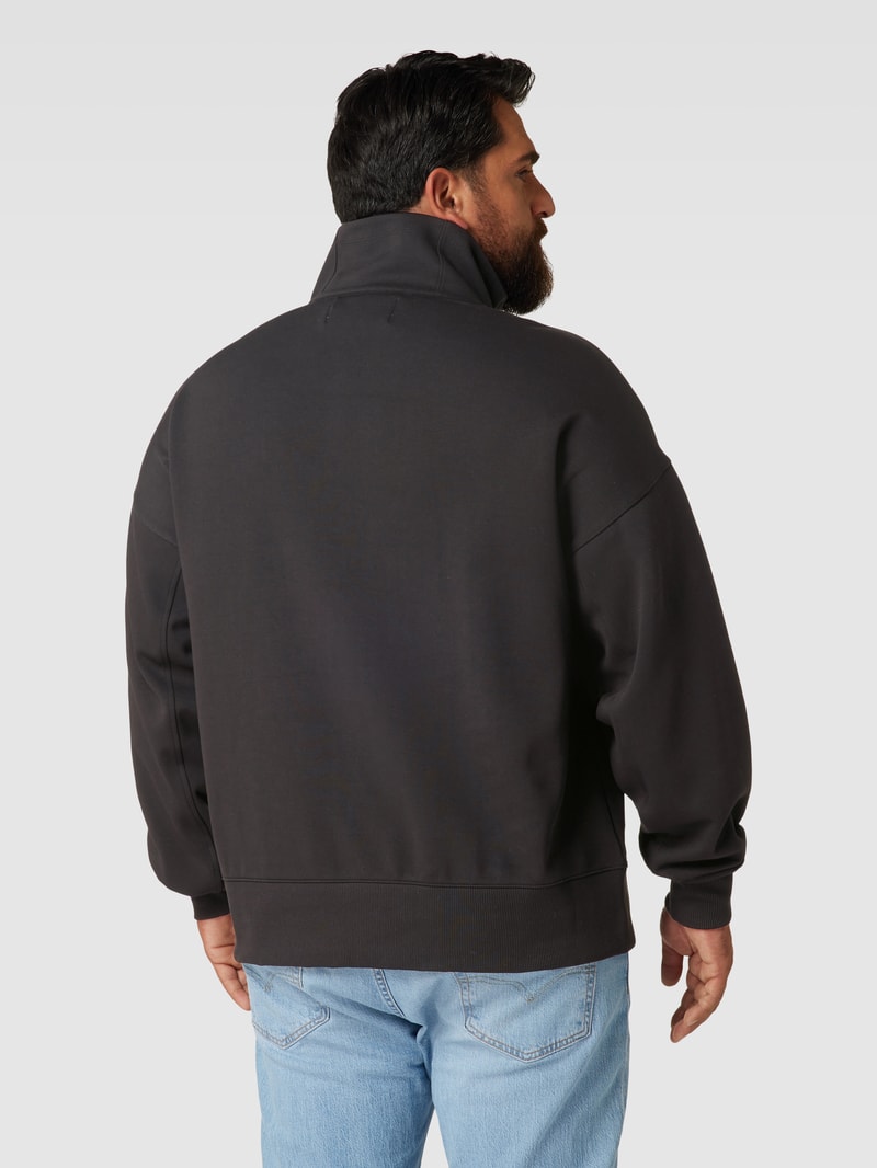 PLUS SIZE Sweatshirt mit Känguru-Tasche in schwarz