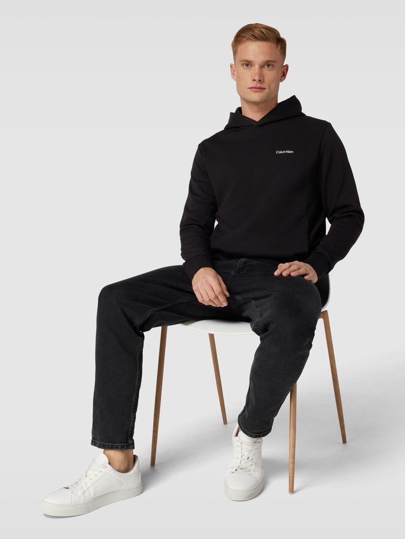 Hoodie mit seitlichen Eingrifftaschen in schwarz