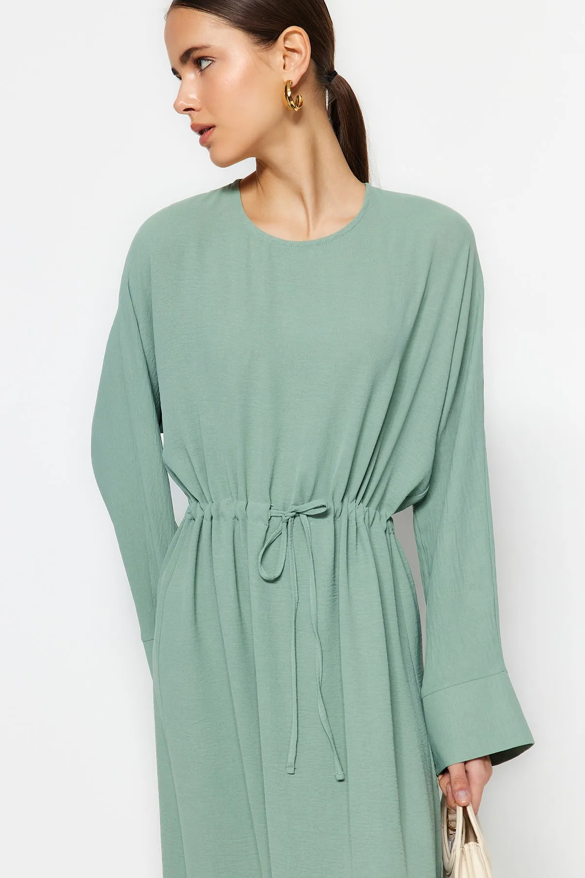 Trendyol Modest  Mintfarbenes, gerafftes Kleid aus Aerobin-Gewebe mit breiter Manschette und gewelltem Rockteil TCTSS23EB00108