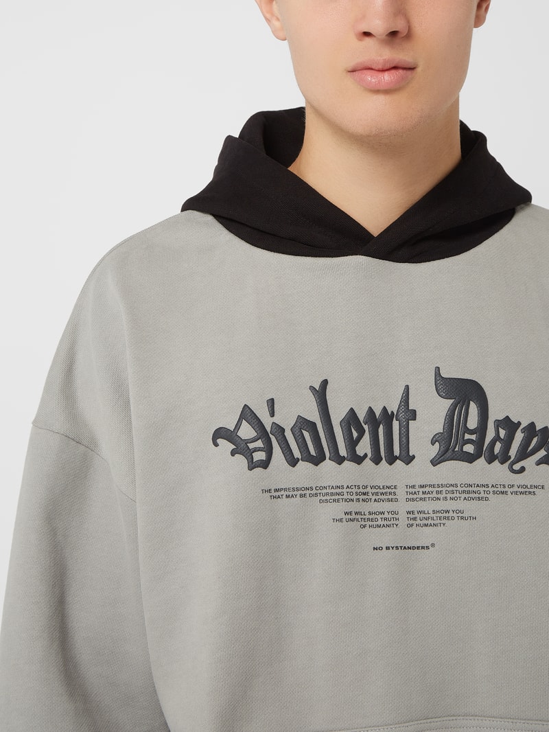 Oversized Hoodie mit Message-Stickerei in mittelgrau
