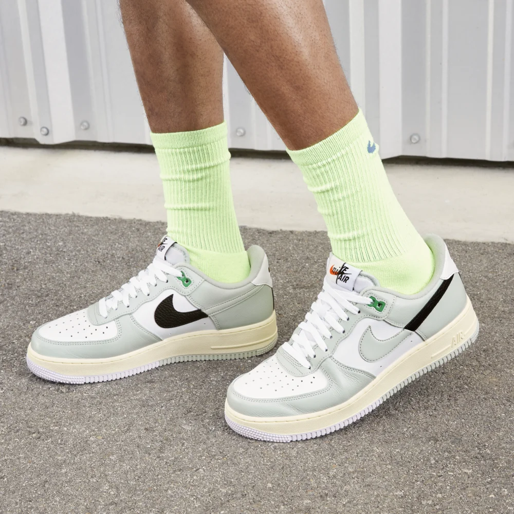 Nike Air Force 1 07 LV8 DZ2522-001 / grau