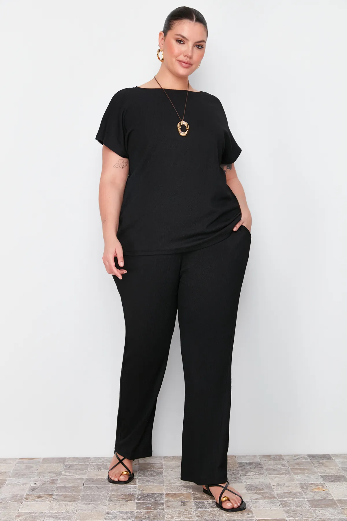 Trendyol Curve  Schwarzes T-Shirt-Hosen-Set aus gestricktem Oberteil und Unterteil TBBSS24CP00003