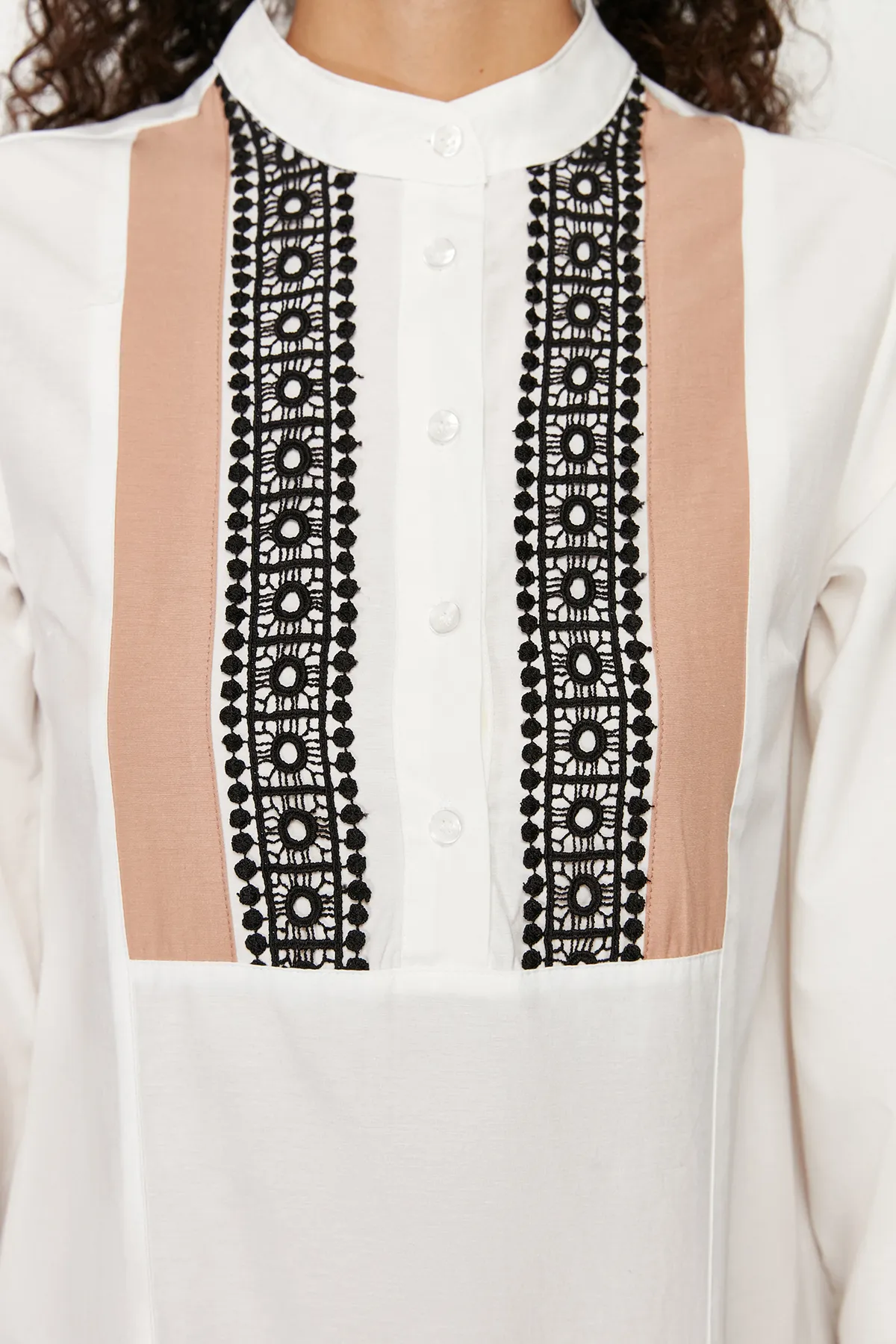 Trendyol Modest  Ecrufarbenes, gewebtes Kleid mit Stickerei und Quasten TCTSS24EB00134