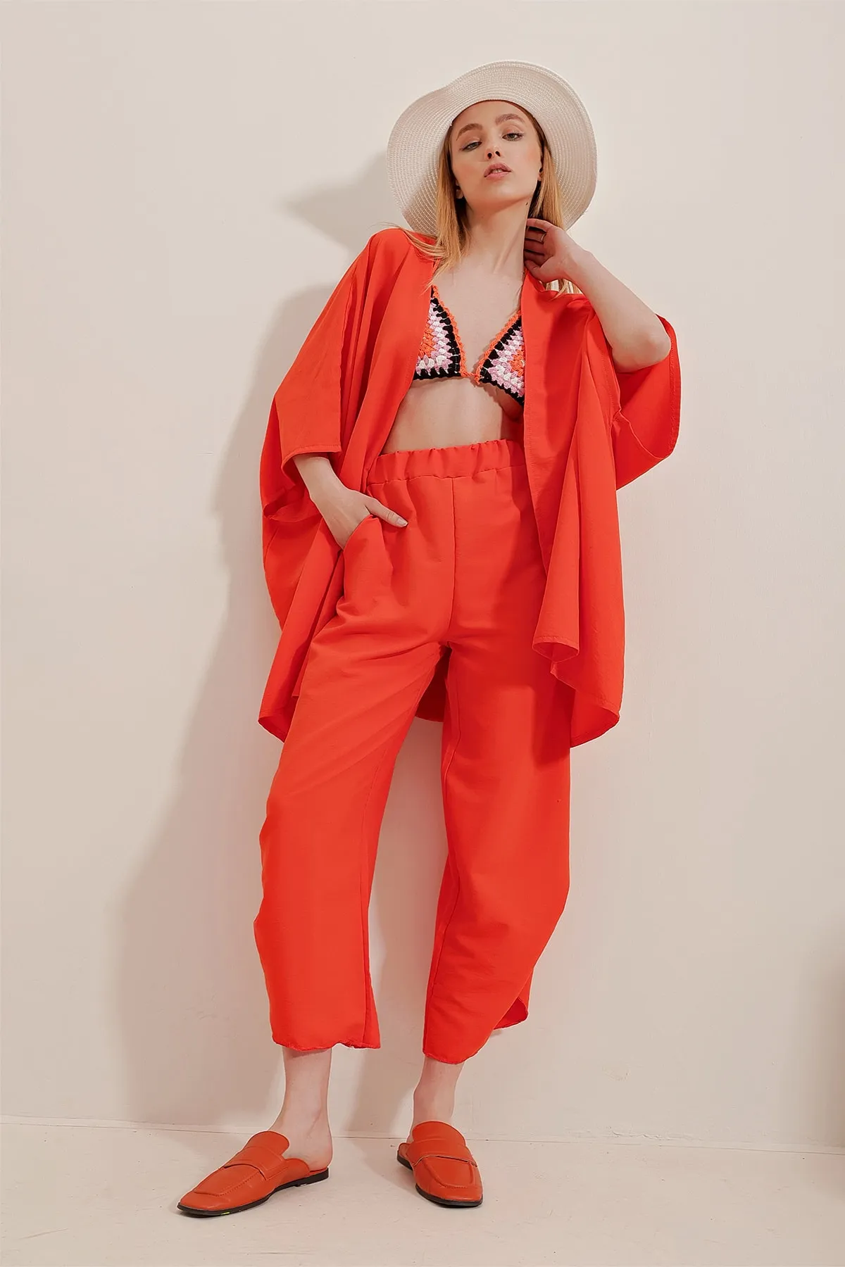 Trend Alaçatı Stili  Oranges Damen-Doppelset aus Hose und Jacke mit Beinschlitz und gleichfarbiger Struktur ALC-752-001