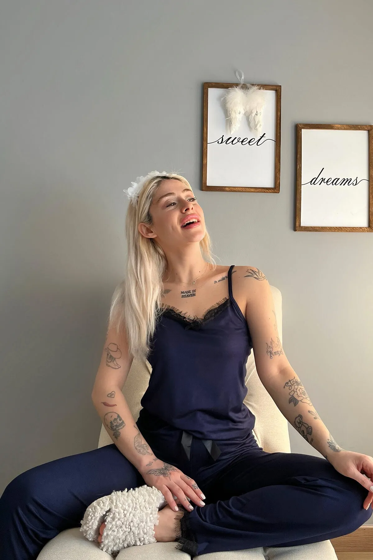 Pijamaevi  Damen-Pyjama-Set aus Marineblau mit Spitze und Seilriemen