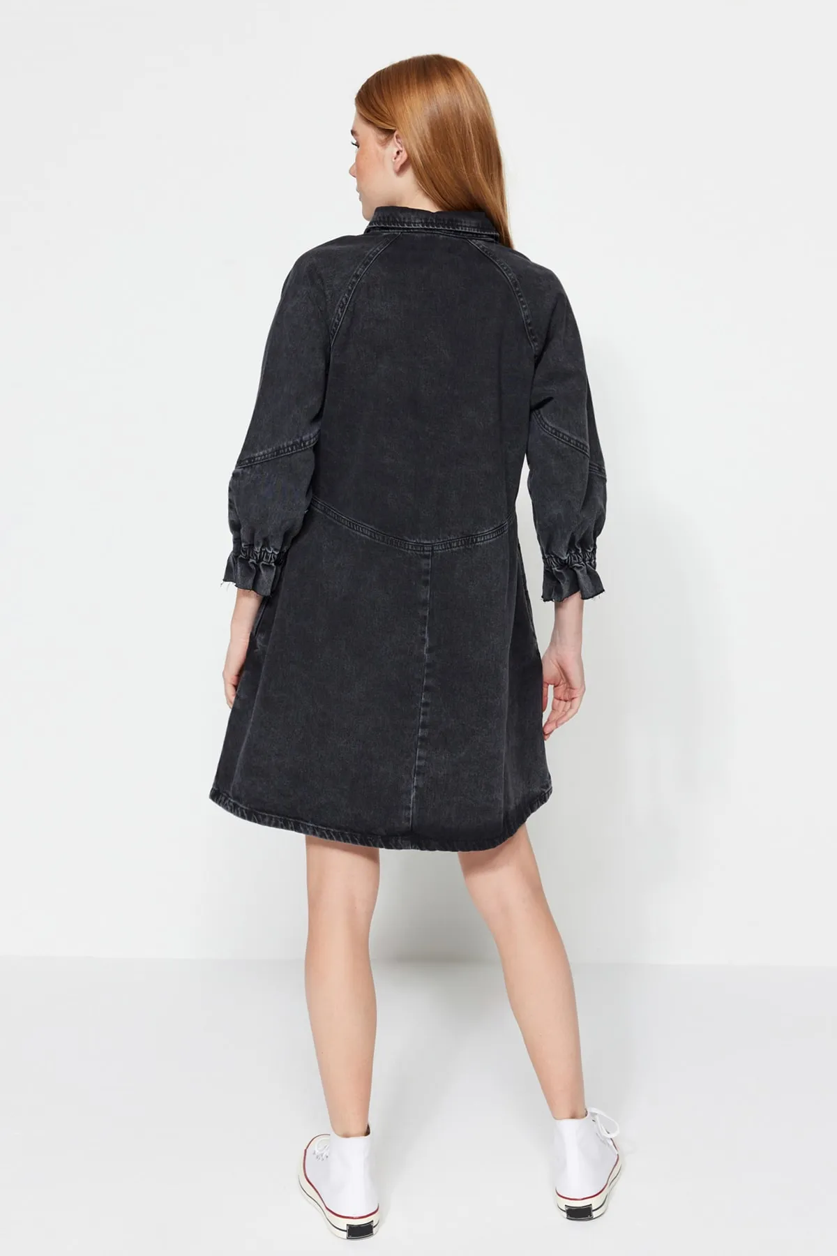 Trendyol Collection  Schwarz-blaues, detailliertes, übergroßes Jeanskleid mit Nähten TWOAW22EL0072