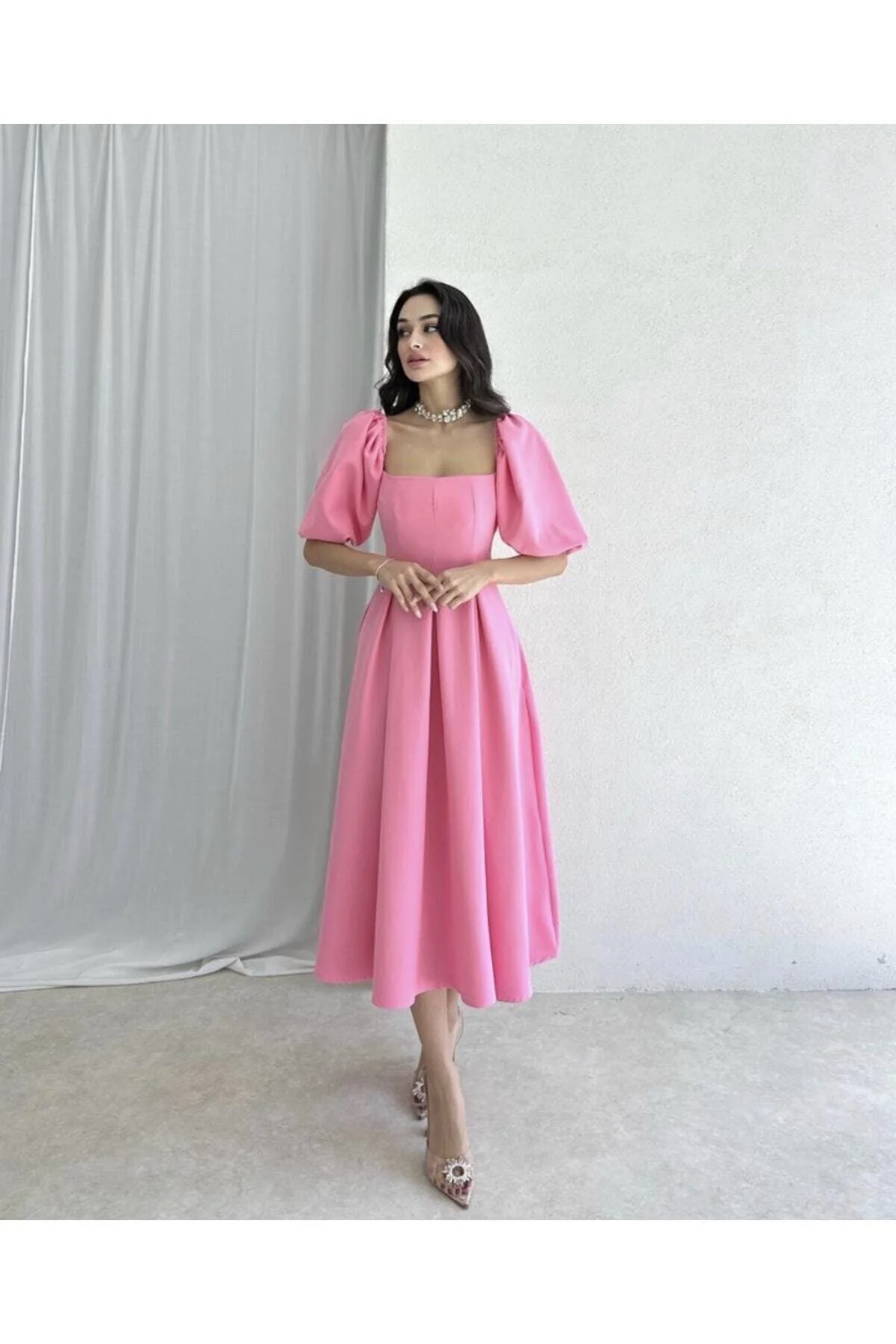 Afiş Butik  Rosafarbenes, plissiertes Midikleid mit quadratischem Ausschnitt und Ballonärmeln