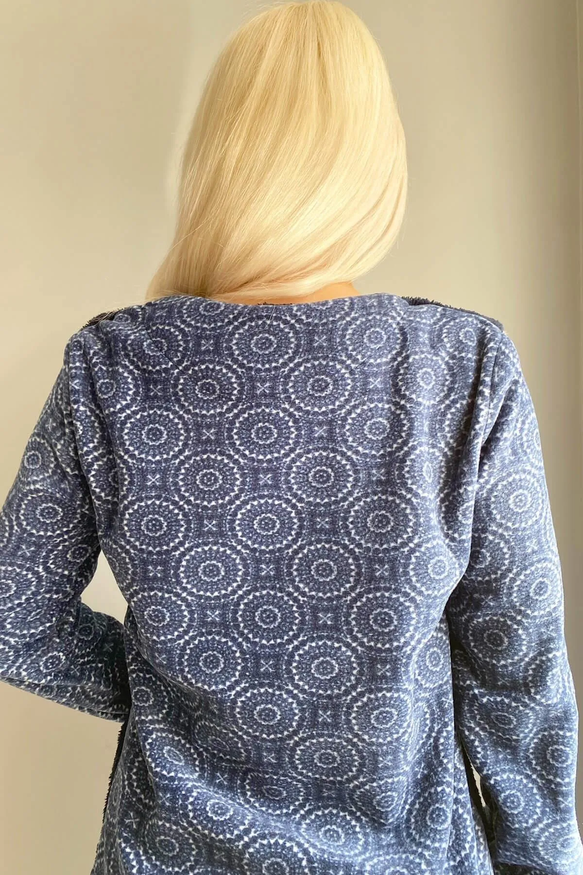 Pijamaevi  Marineblaues Damen-Pyjama-Set aus Plüsch mit Gänseblümchenmuster