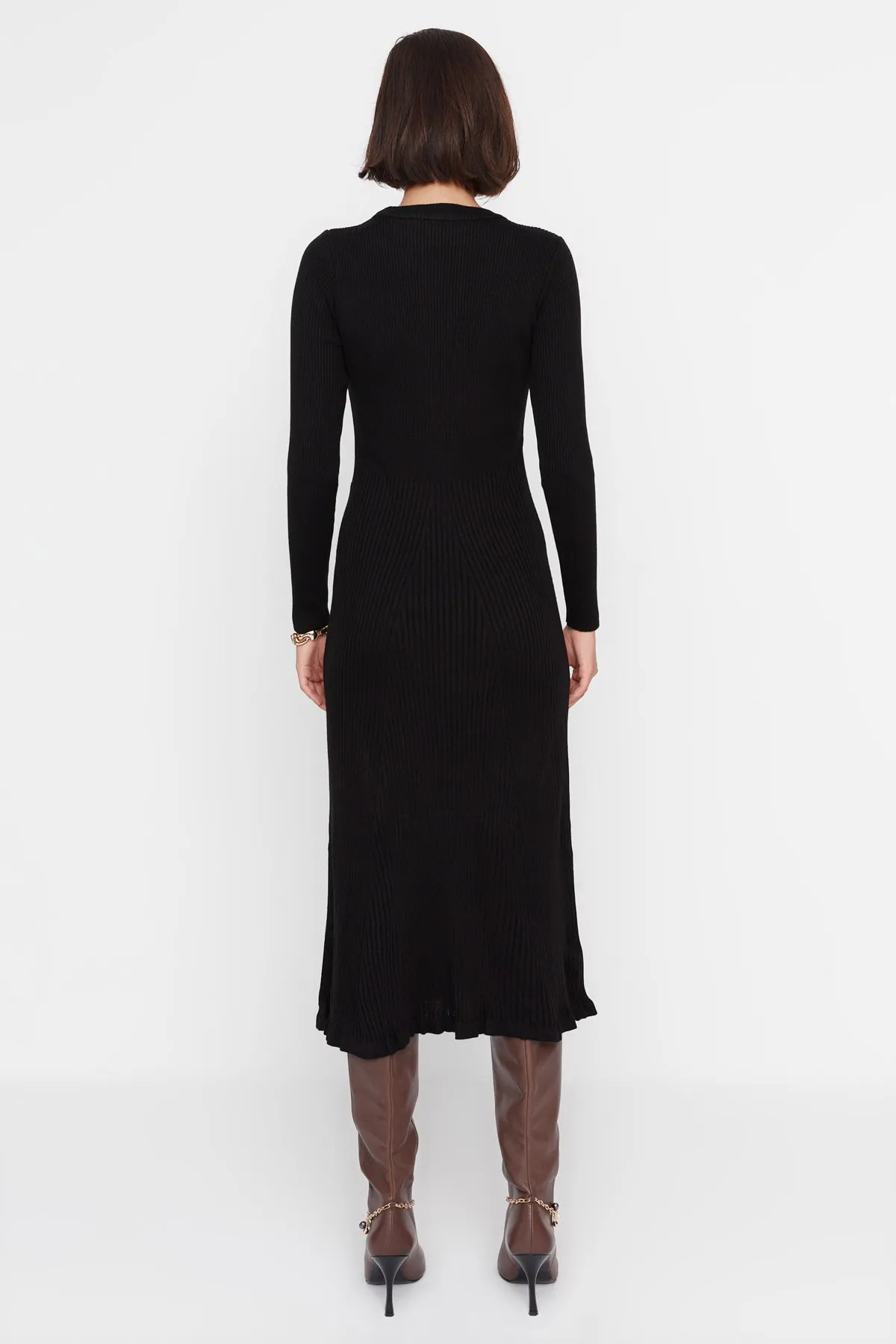Trendyol Collection  Schwarzes Midi-Strickkleid mit Rundhalsausschnitt TWOAW21EL0422