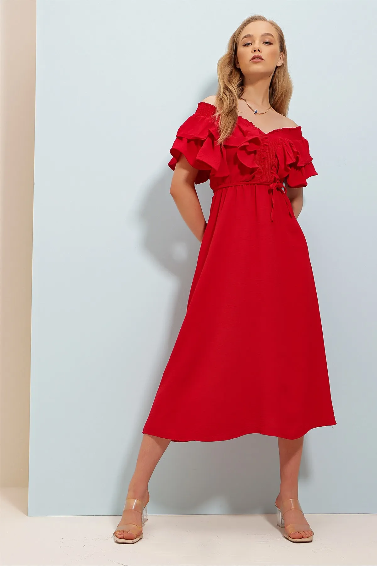 Trend Alaçatı Stili  Rotes, mittellanges Webkleid für Damen mit Gimpenkragen, Volant und Taillengürtel ALC-X8559