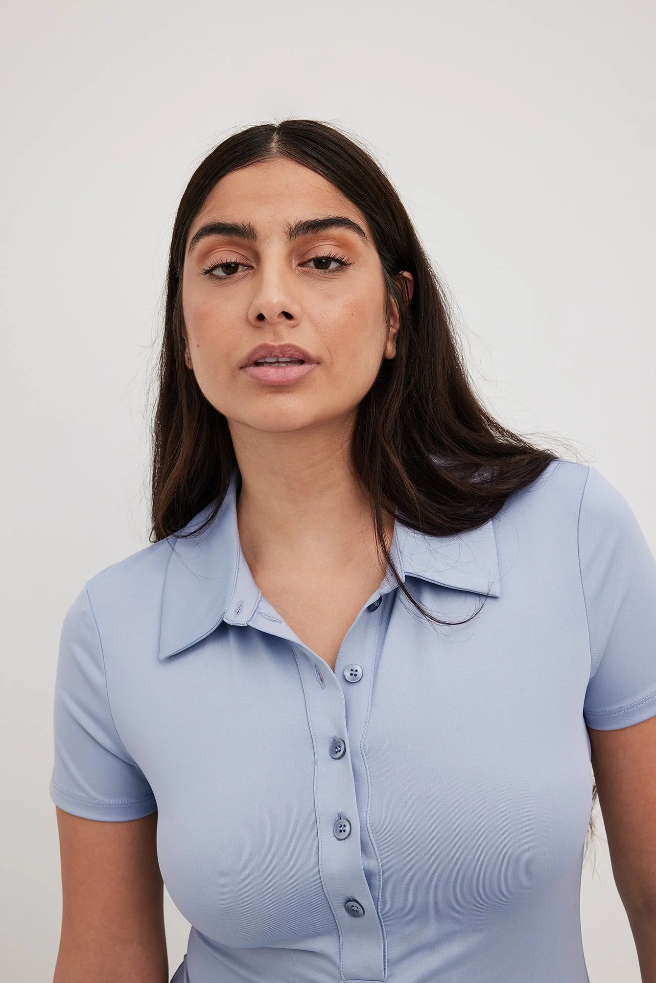Taillierter Playsuit mit kurzen Ärmeln