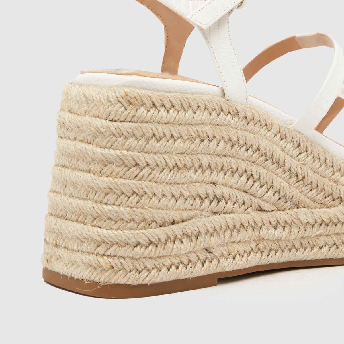 Schuh Vienna pántos ékszandál fehér színben