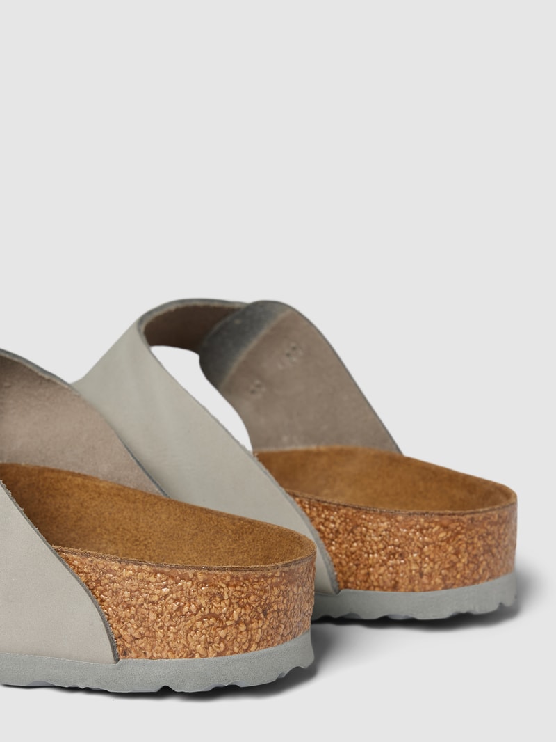 Sandalen mit Dornschließen in metallic in hellgrau