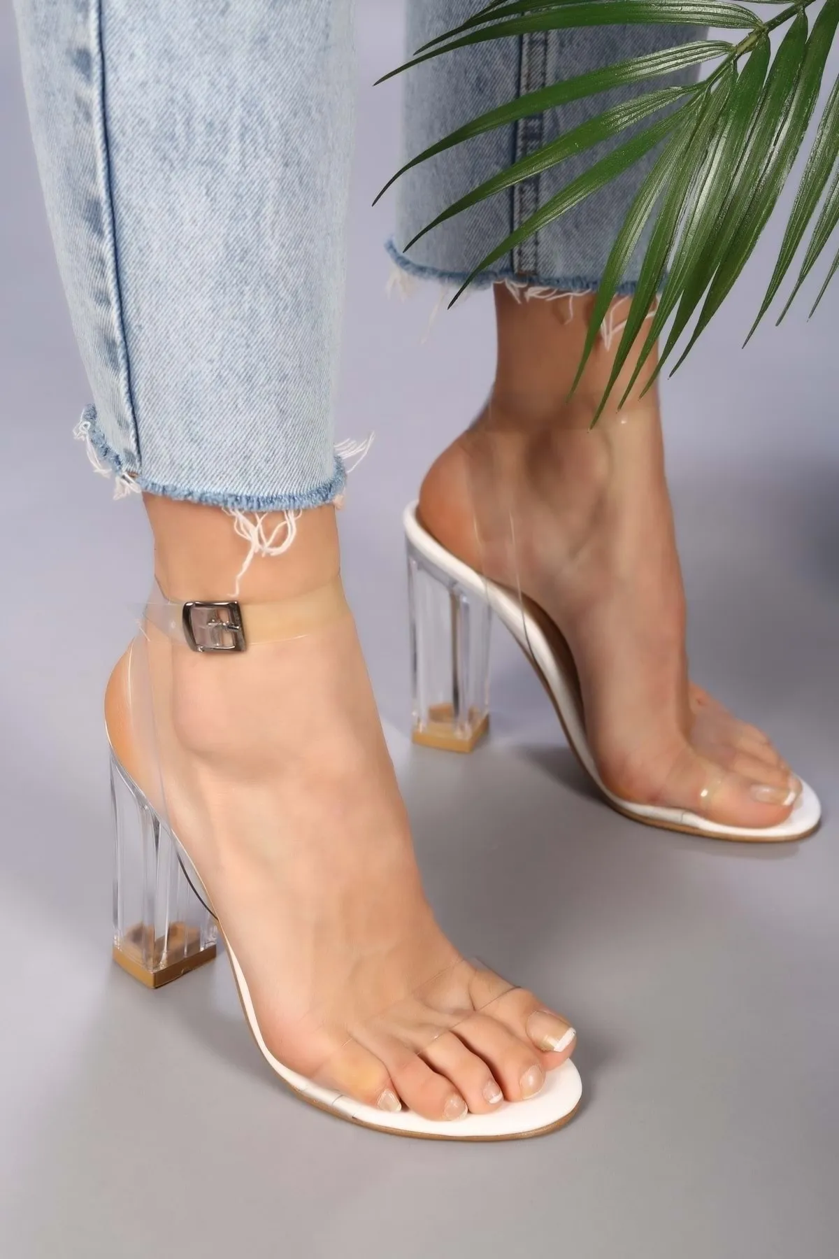 Shoeberry  Weiße, transparente Onante-Schuhe mit Absatz für Damen