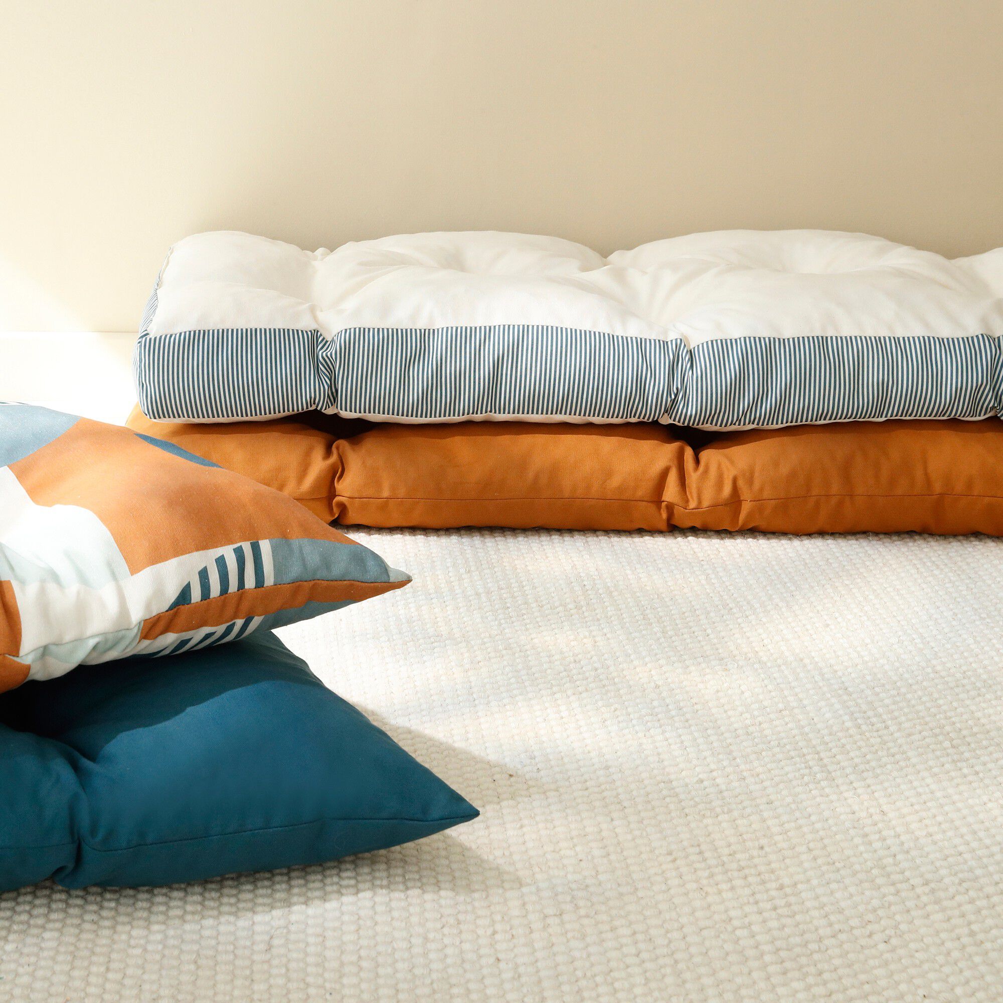 Long coussin de sol uni avec détail rayé