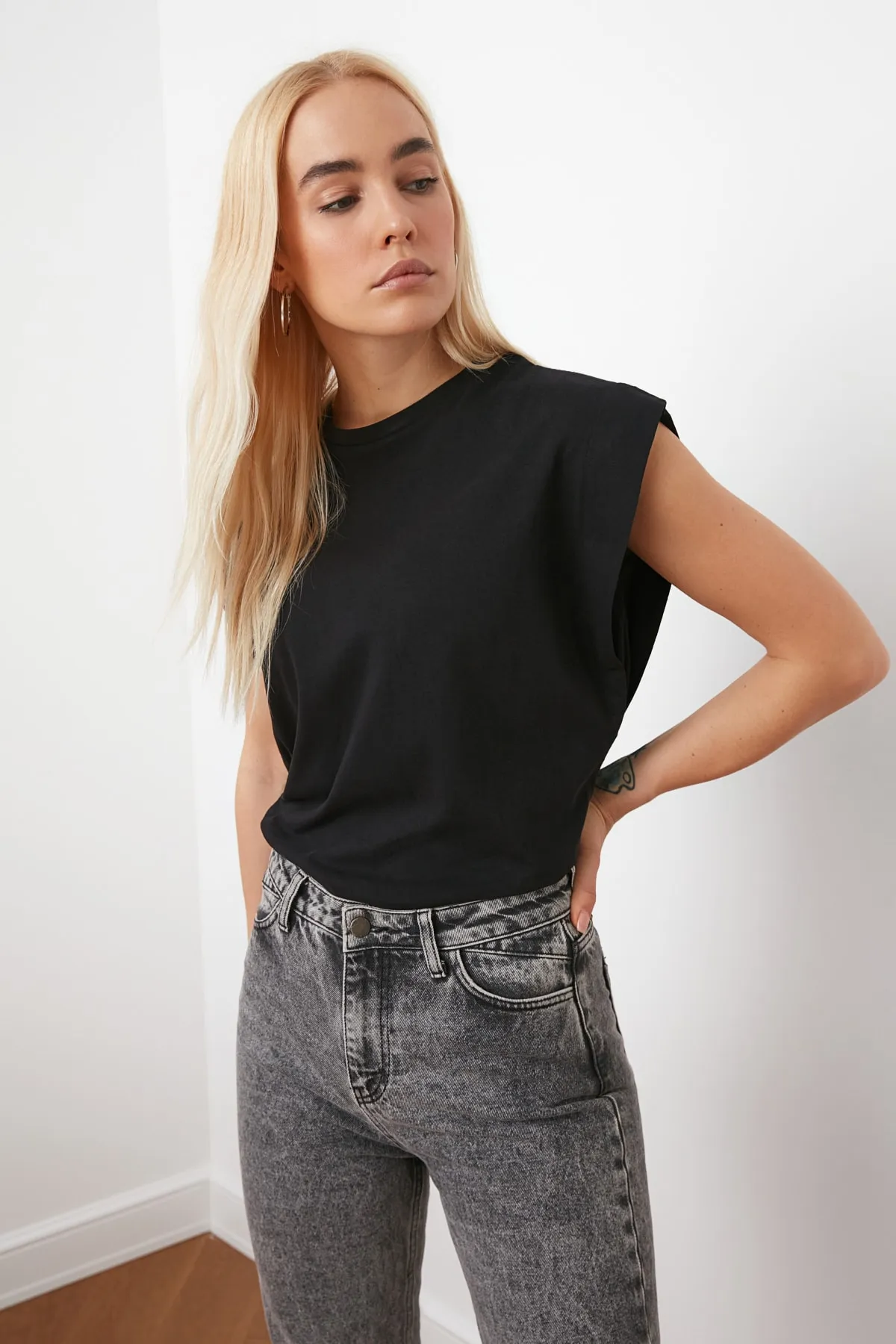 Trendyol Collection  Schwarzes Basic-Strick-T-Shirt mit Rundhalsausschnitt aus 100 % Baumwollwatte TWOSS20TS0021