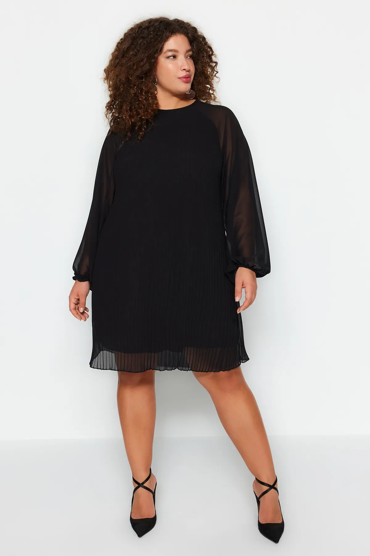 Trendyol Curve  Schwarzes gerade geschnittenes/Shift-Mini-Gewebekleid TBBAW24AH00075