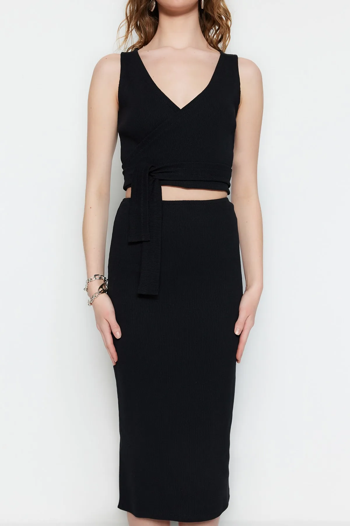 Trendyol Collection  Black Tie Detailiertes, kurzes, flexibles Strickoberteil und -unterteil-Set TWOSS23AU00020