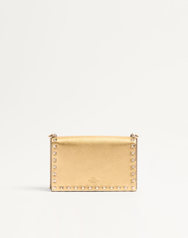 Mini Rockstud-kædetaske i lamineret granatkalveskind