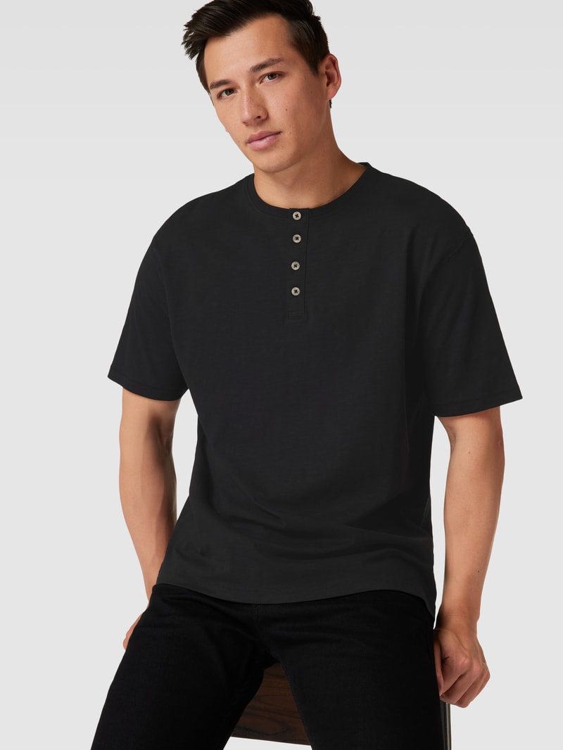 T-Shirt mit Knopfleiste in schwarz