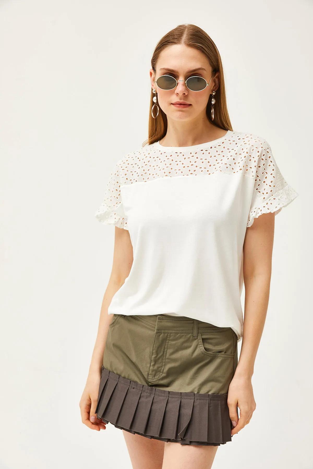 Olalook  Ecrufarbenes Damen-T-Shirt mit Volants und Muschelärmeln BLZ-19000979