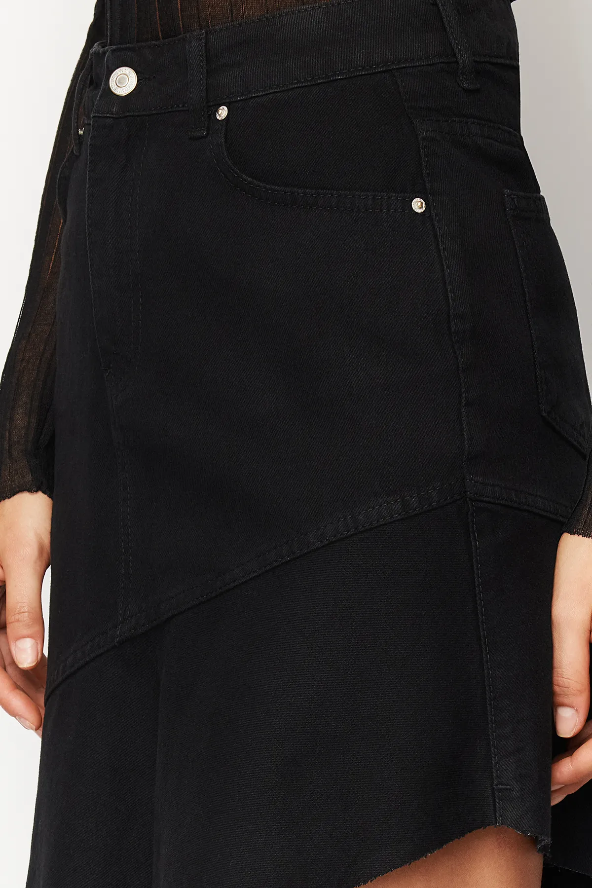 Trendyol Collection  Schwarzer asymmetrischer Maxi-Jeansrock mit hoher Taille TWOSS24ET00096