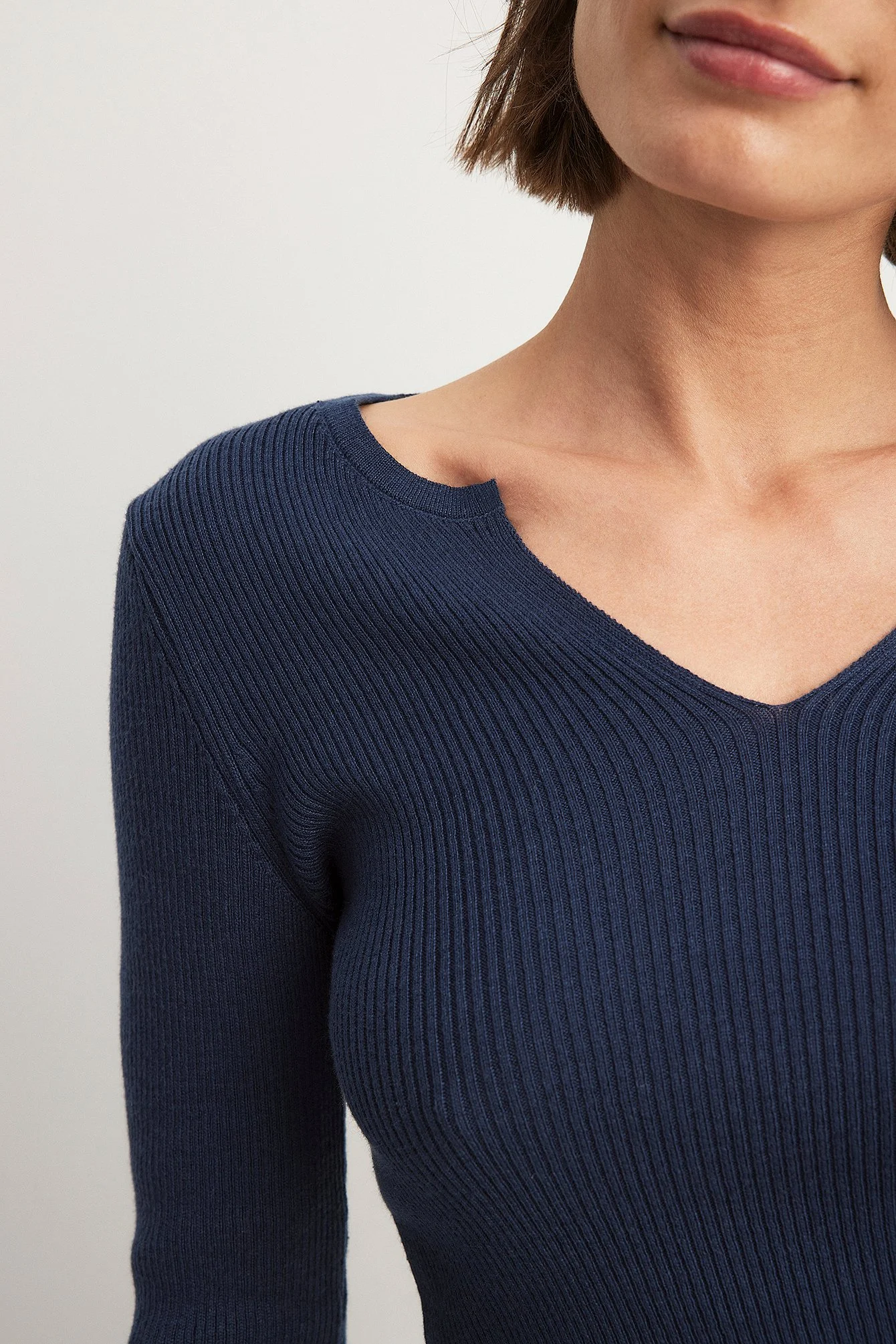 Leichter Ripp-Strickpullover mit V-Detail