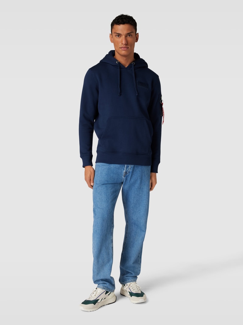 Hoodie mit Label-Patch in marineblau