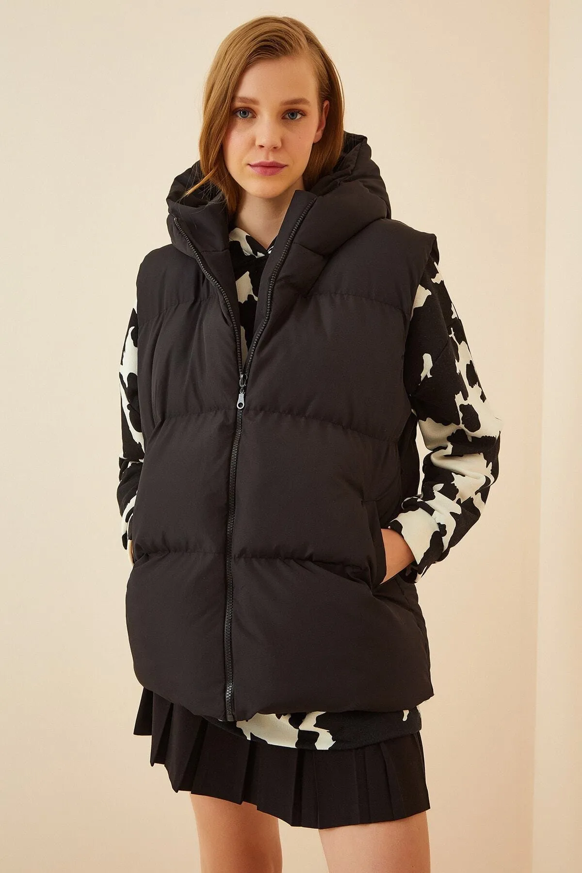 Happiness İstanbul  Schwarze, übergroße Pufferweste mit Kapuze für Damen MK00176