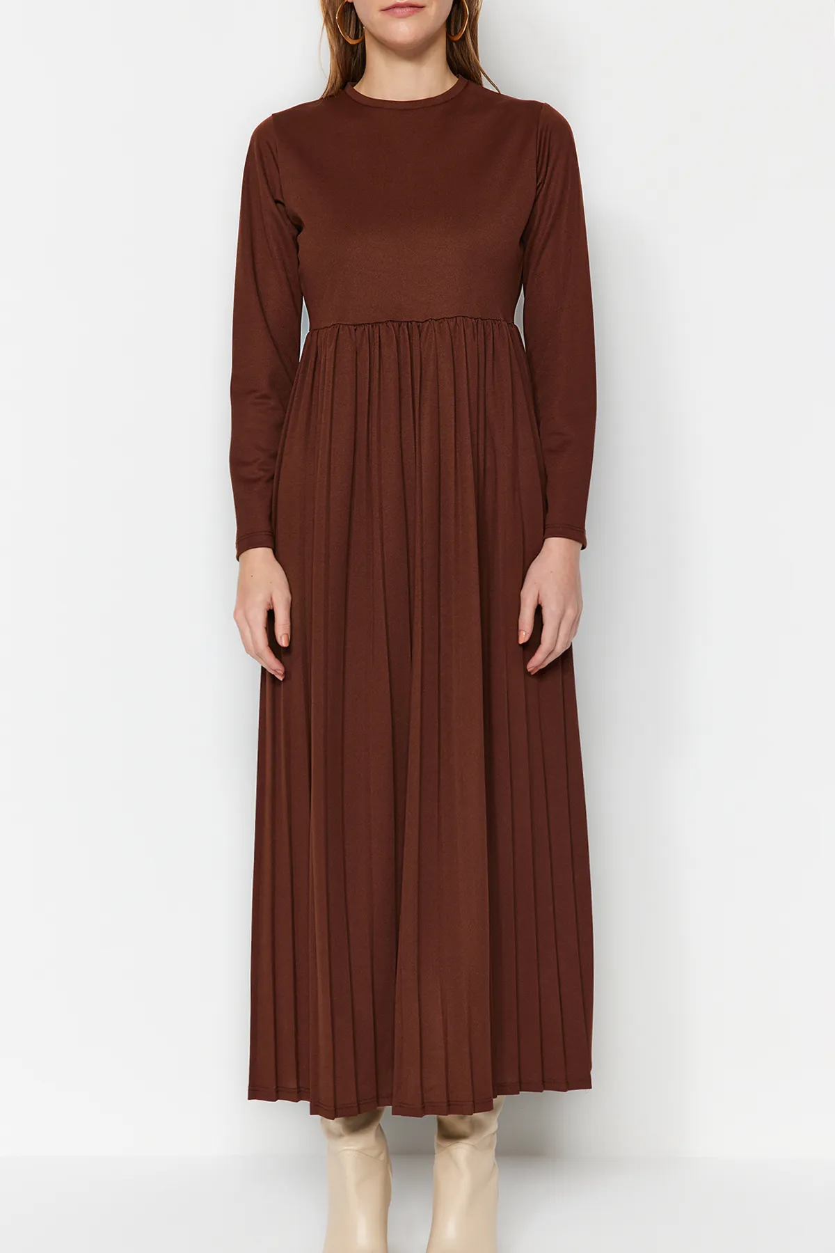 Trendyol Modest  Braunes, plissiertes Scuba-Strickkleid mit Rock TCTAW24EL00000