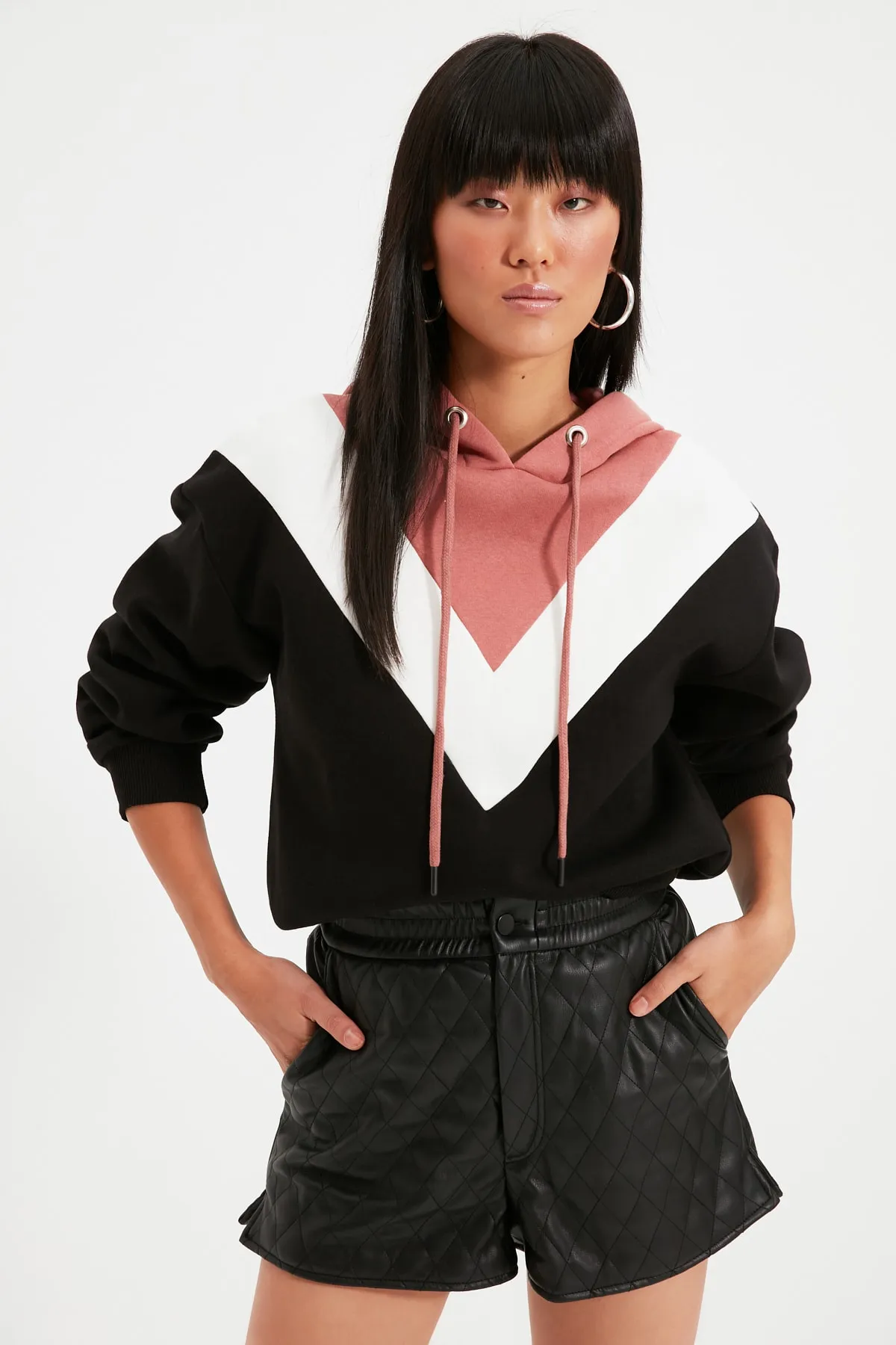 Trendyol Collection  Schwarzes Sweatshirt mit Kapuze und Farbblock-Muster, dickes Strickfleece innen, TWOAW21SW0059