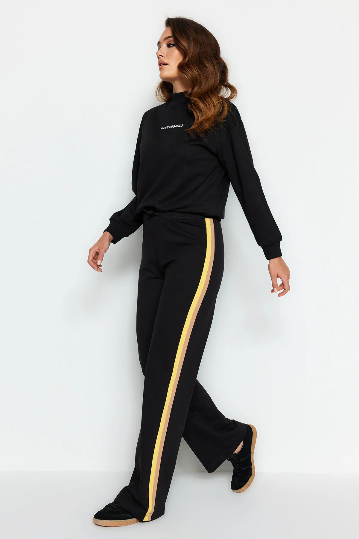 Trendyol Modest  Schwarze gestrickte Jogginghose mit weitem Bein und seitlichem Streifendetail TCTAW22EI0022