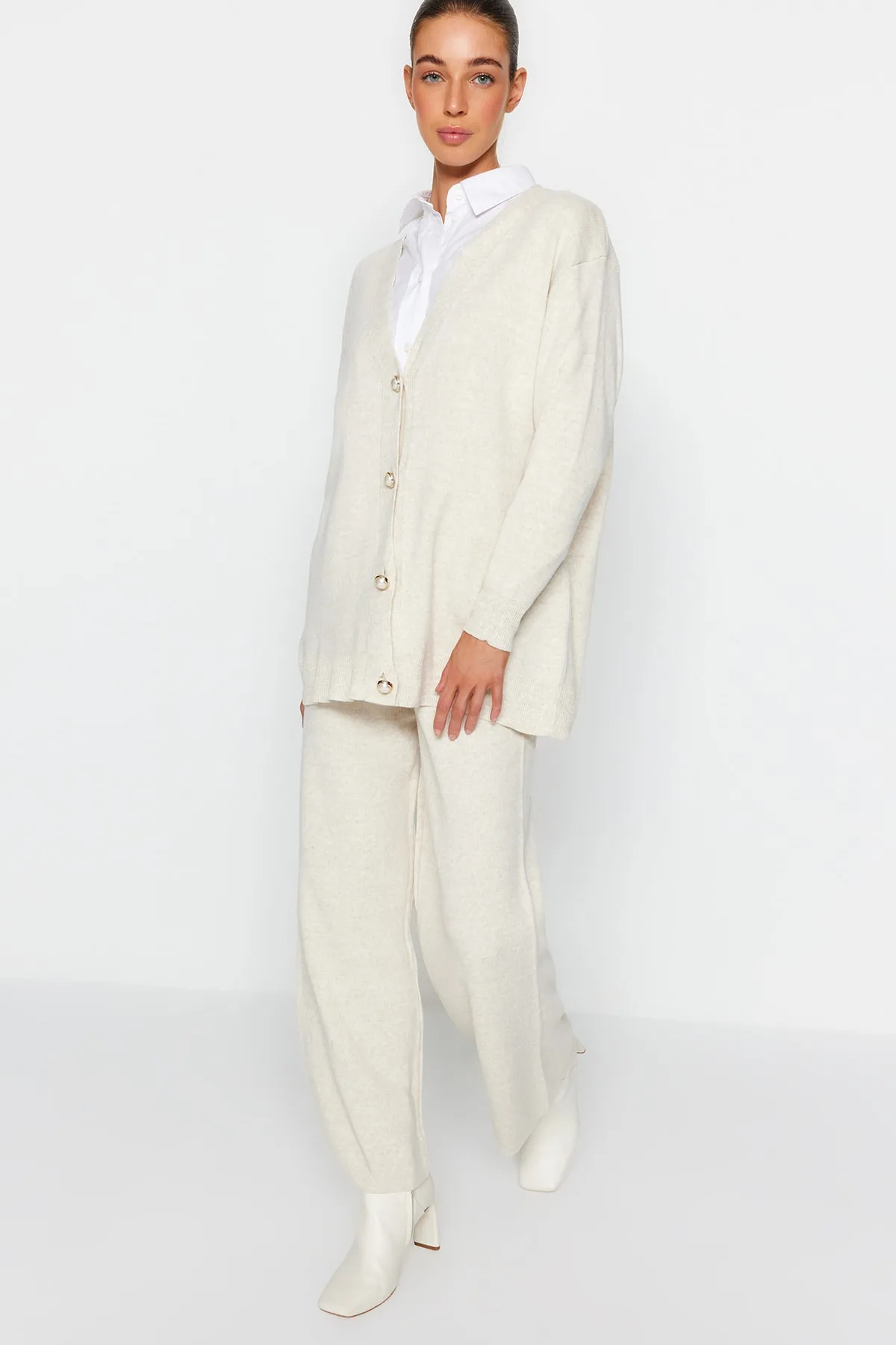 Trendyol Modest  Strickset mit Strickjacke, Hose und Oberteil mit Knopfleiste in Steinperlenoptik TCTAW24US00037