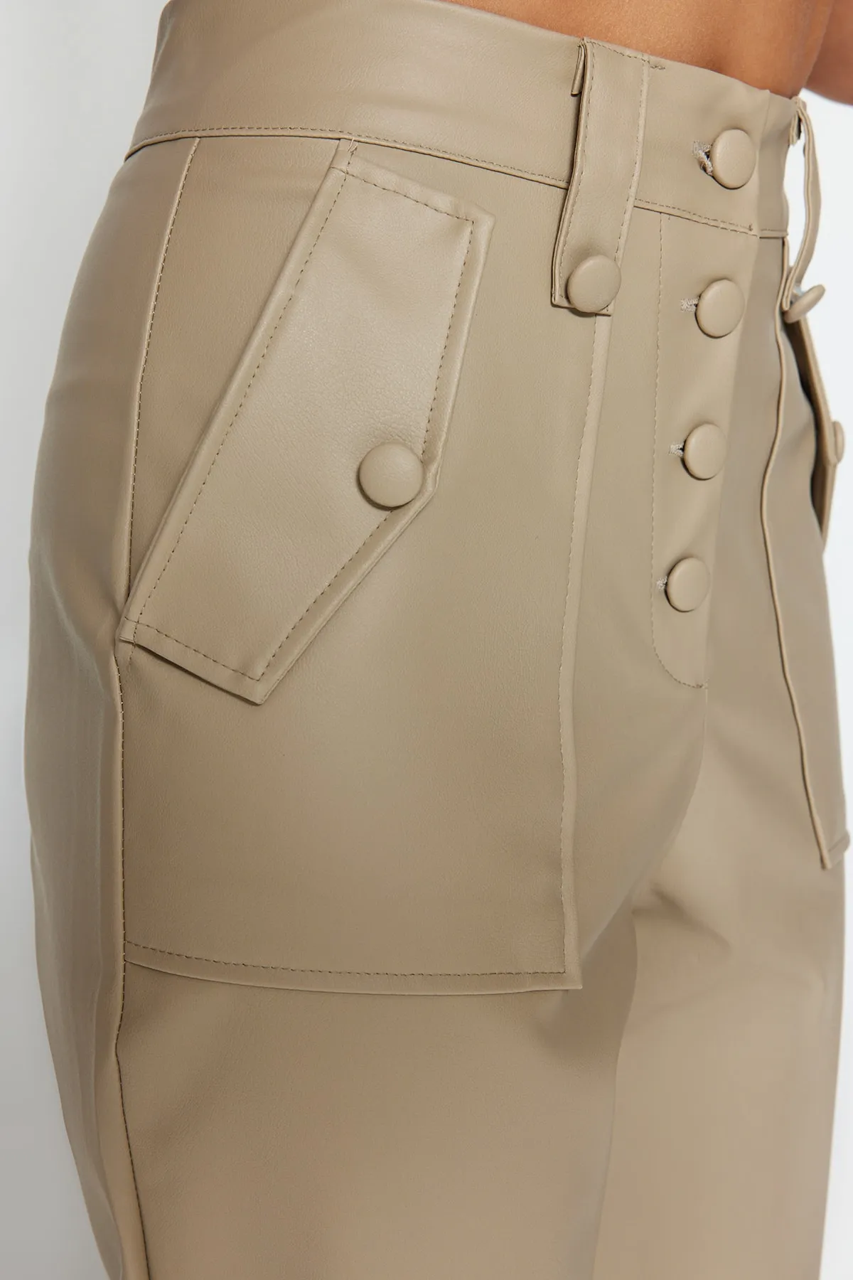 Trendyol Collection  Nerzfarbene Karottenhose aus Kunstleder mit gewebter Vorderseite und Knöpfen TWOAW22PL0083