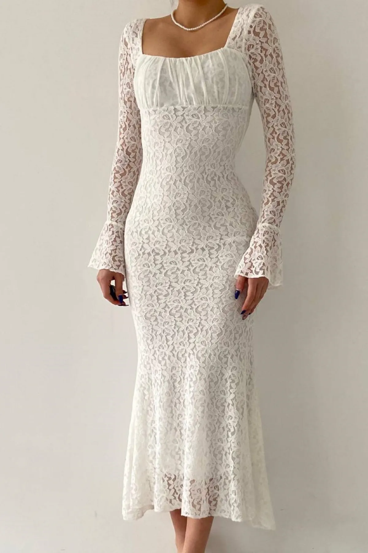 vuvutasarım  Weißes, gesmoktes Midikleid mit eckigem Ausschnitt und Tüllärmeln 209
