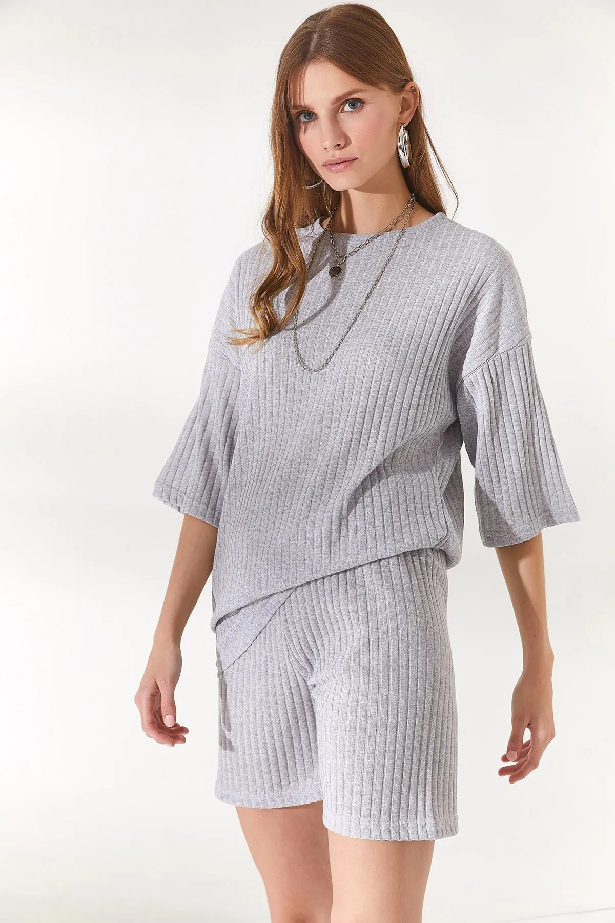 Olalook  Graues Damen-Set mit Unterteil, kurzer Strumpfhose, Oberteil und lockerer Bluse TKM-19000200