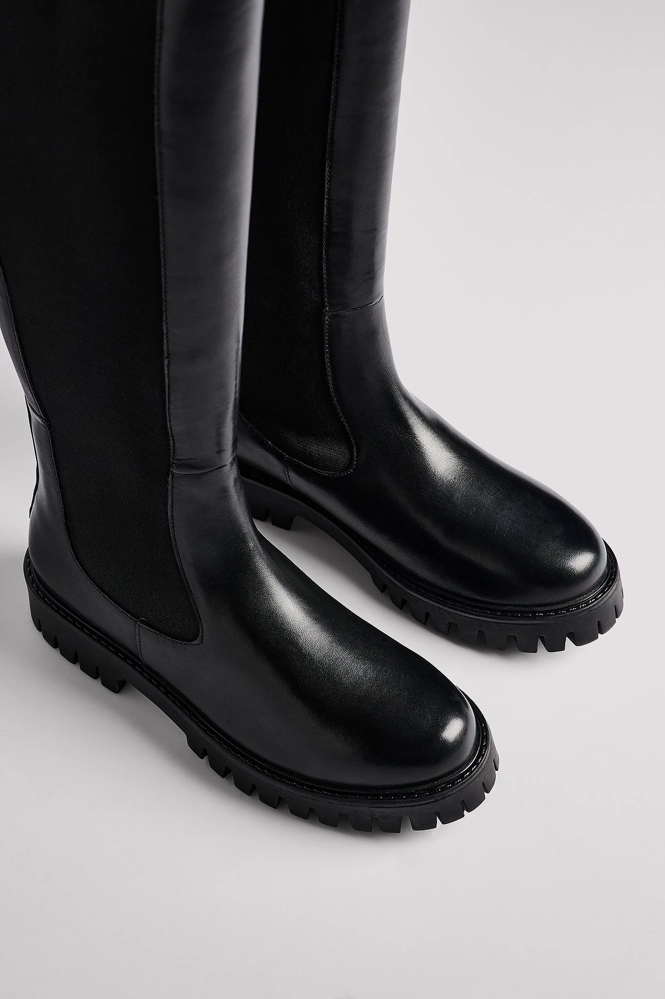 Kniehohe, elastische Lederstiefel