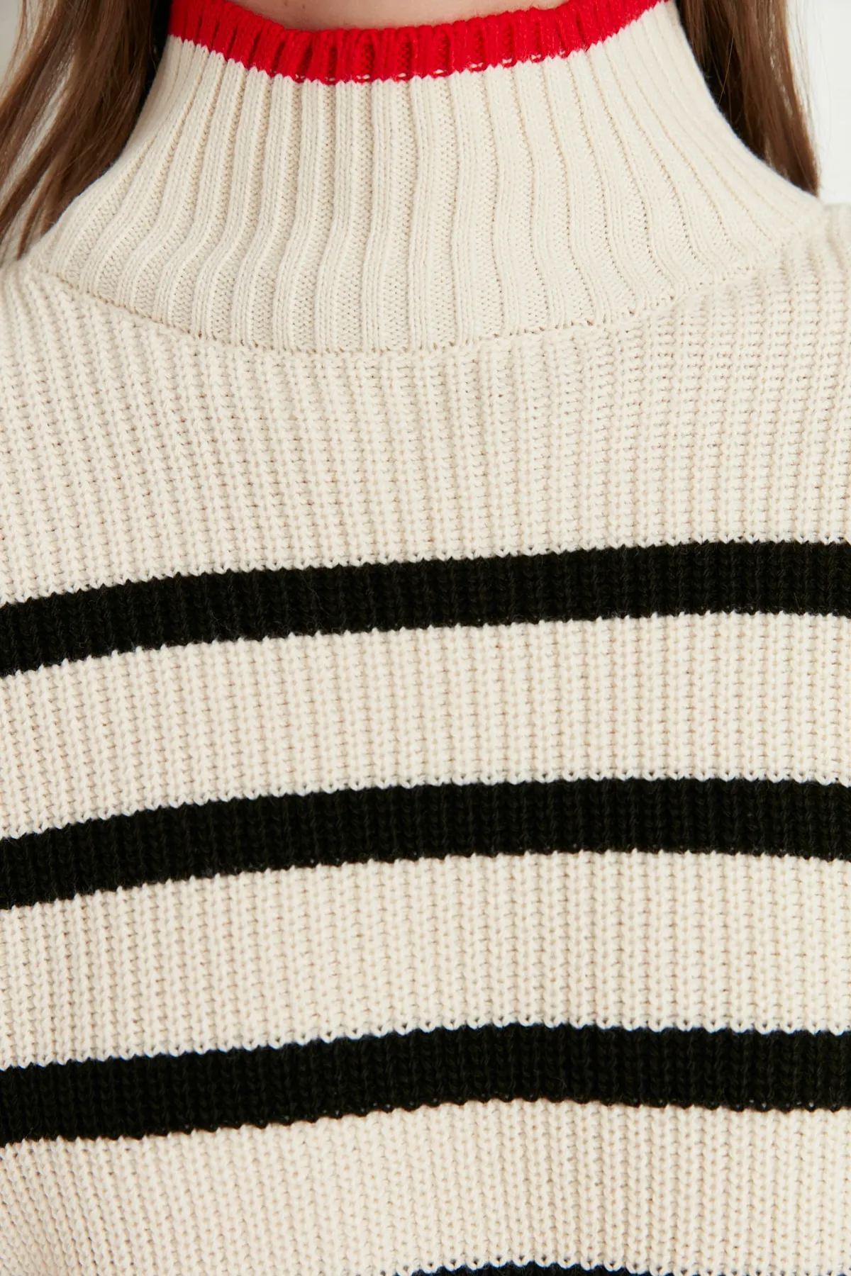Trendyol Collection  Gestreifter Strickpullover mit breitem Muster in Ecru TWOAW23KZ01446