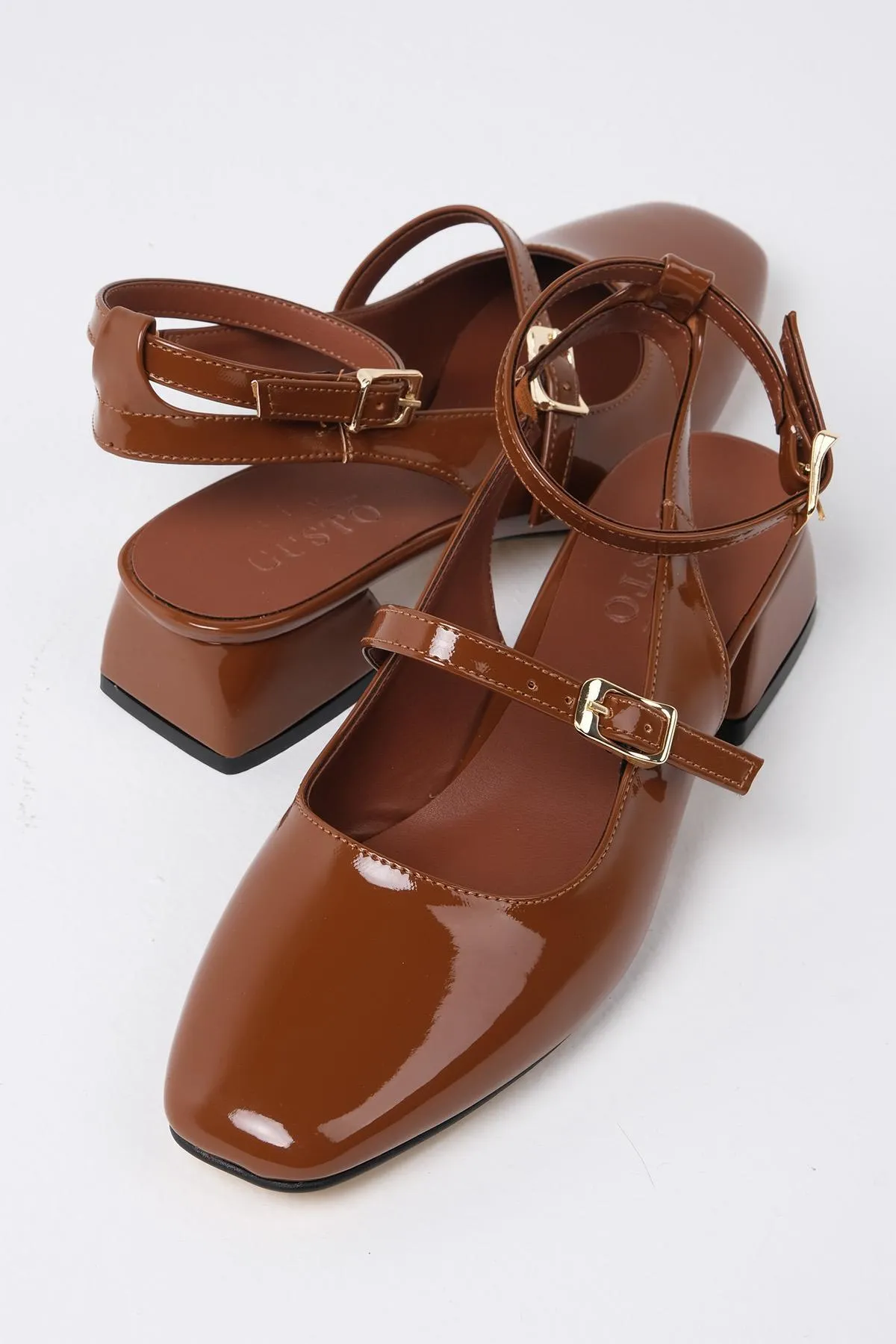Mio Gusto  Audrey Hellbraune Lackleder-Damenschuhe mit offenem Rücken und niedrigem Absatz