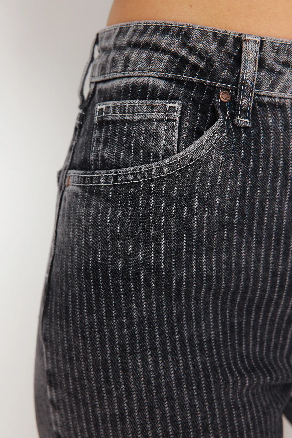Trendyol Collection  Schwarz gestreifte, lange, gerade Jeans mit hoher Taille TWOSS24JE00046