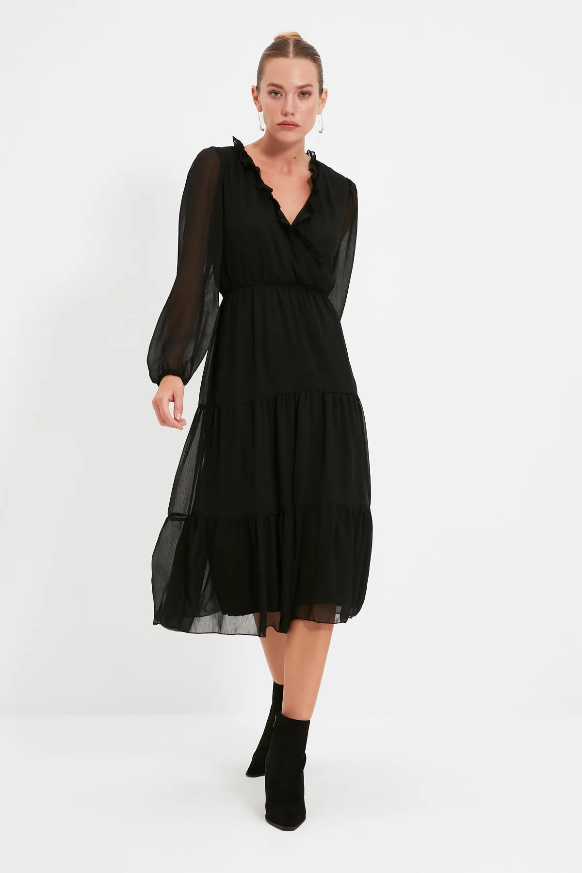 Trendyol Collection  Schwarzes, gefüttertes Midi-Webkleid mit V-Ausschnitt TWOAW21EL0164