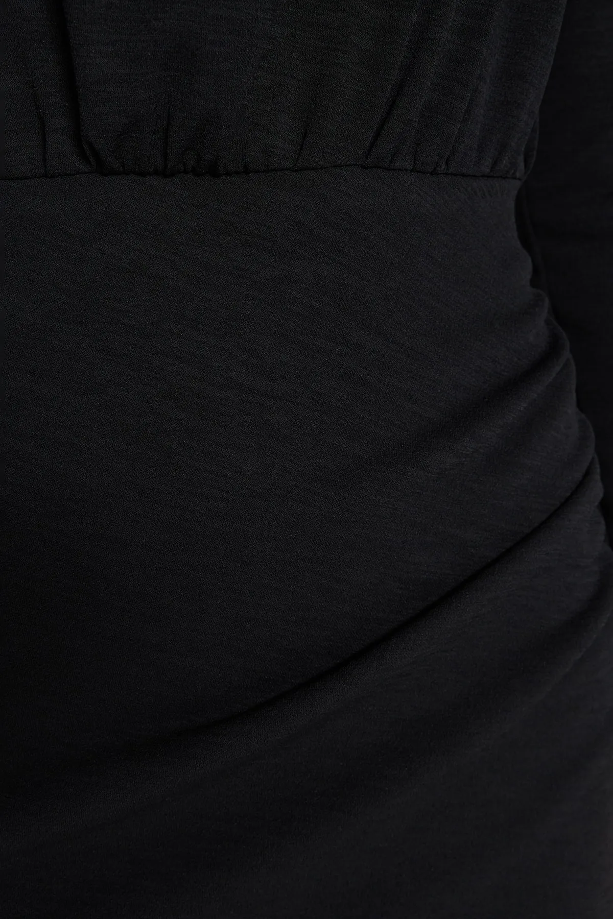 Trendyol Collection  Schwarzes, detailliertes Mini-Strickkleid aus strukturiertem, drapiertem Krepp TWOAW24EL00137