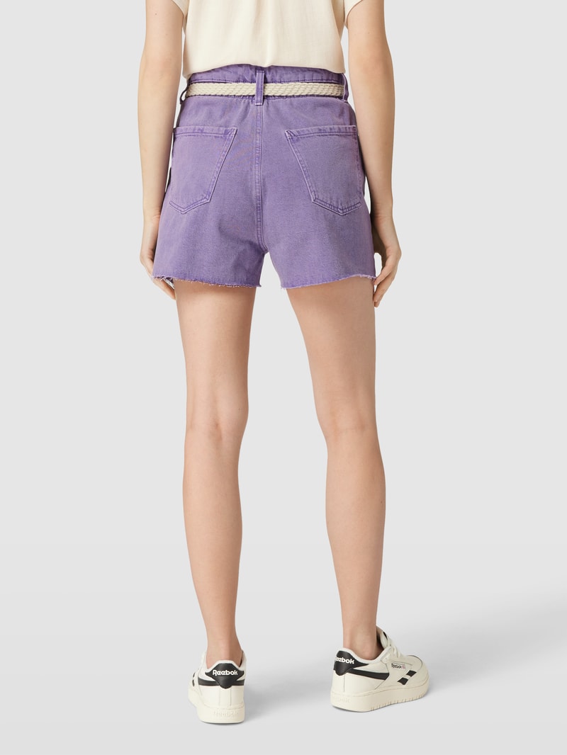 Jeansshorts aus Baumwolle mit Gürtel in flieder