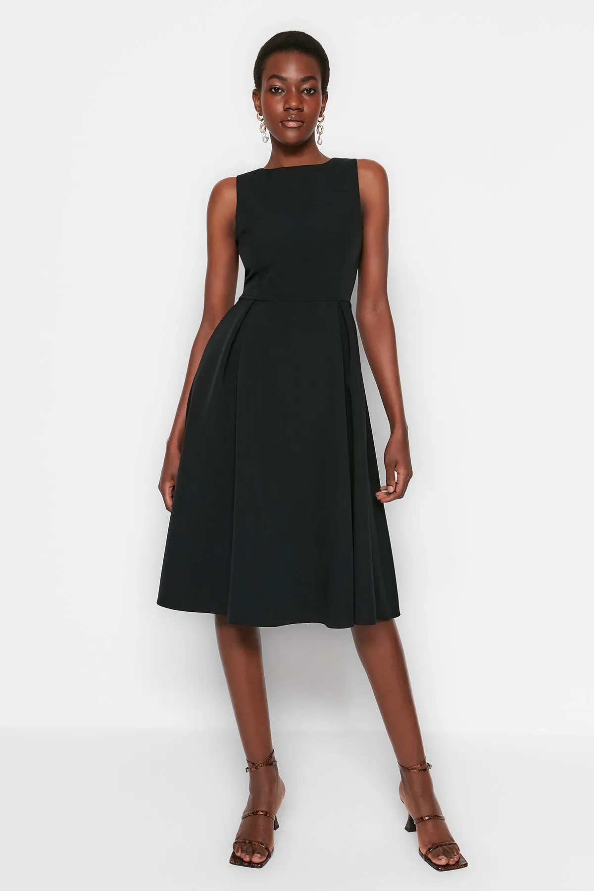 Trendyol Collection  Schwarzes Midi-Plissee-Webkleid mit Taille TWOSS20EL0980