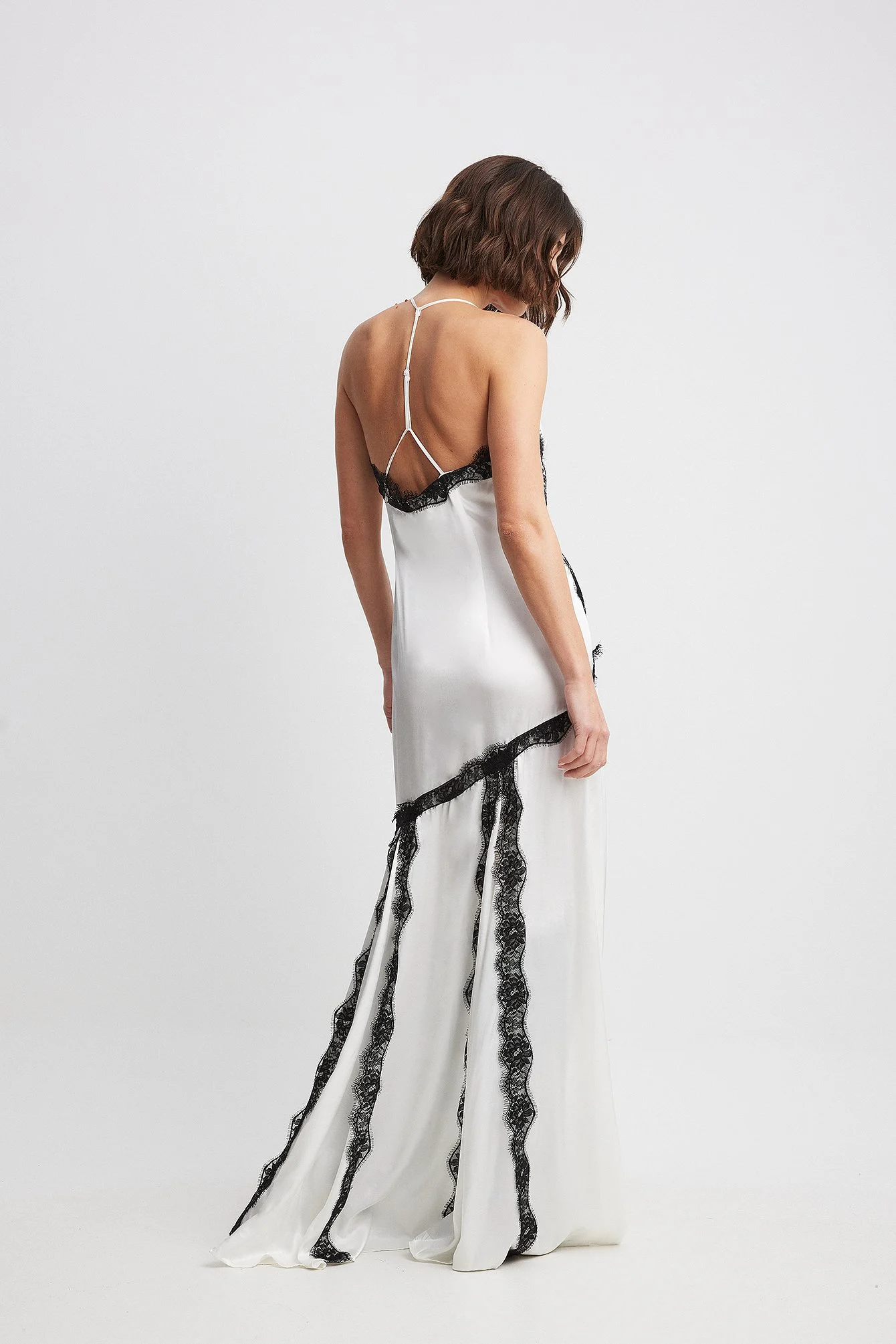 Satin-Maxikleid mit Spitzendetail