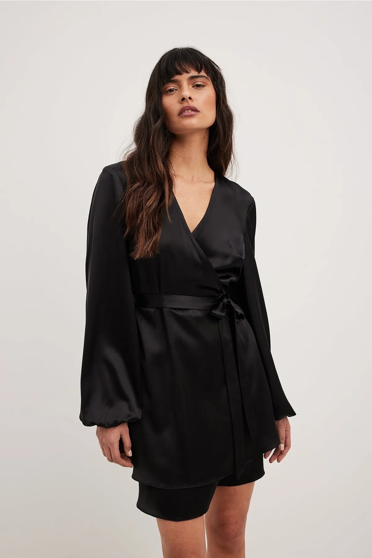 NA-KD  Minikleid aus Satin mit Überlappung