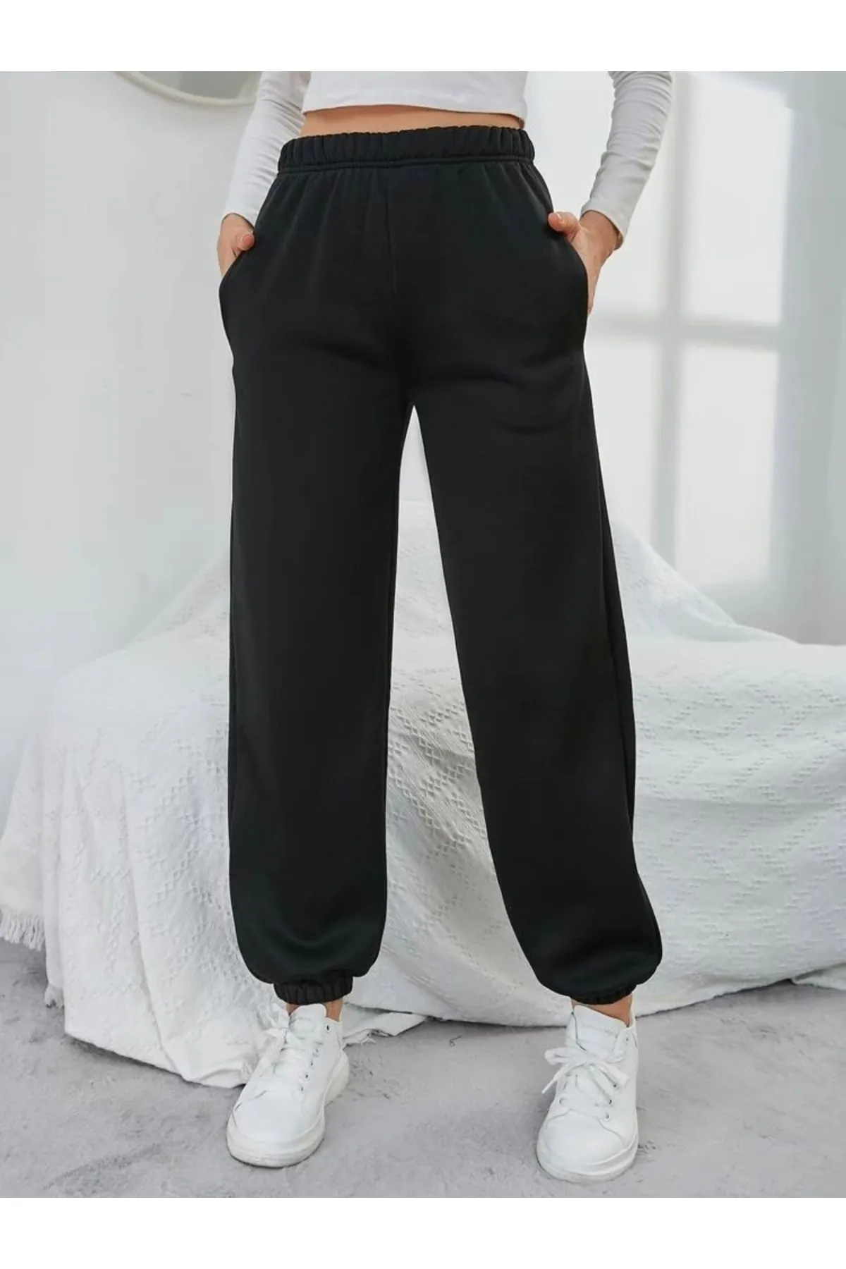 My Blog  Schwarze Damen-Jogginghose mit Taschen und elastischem Bund und Beinen