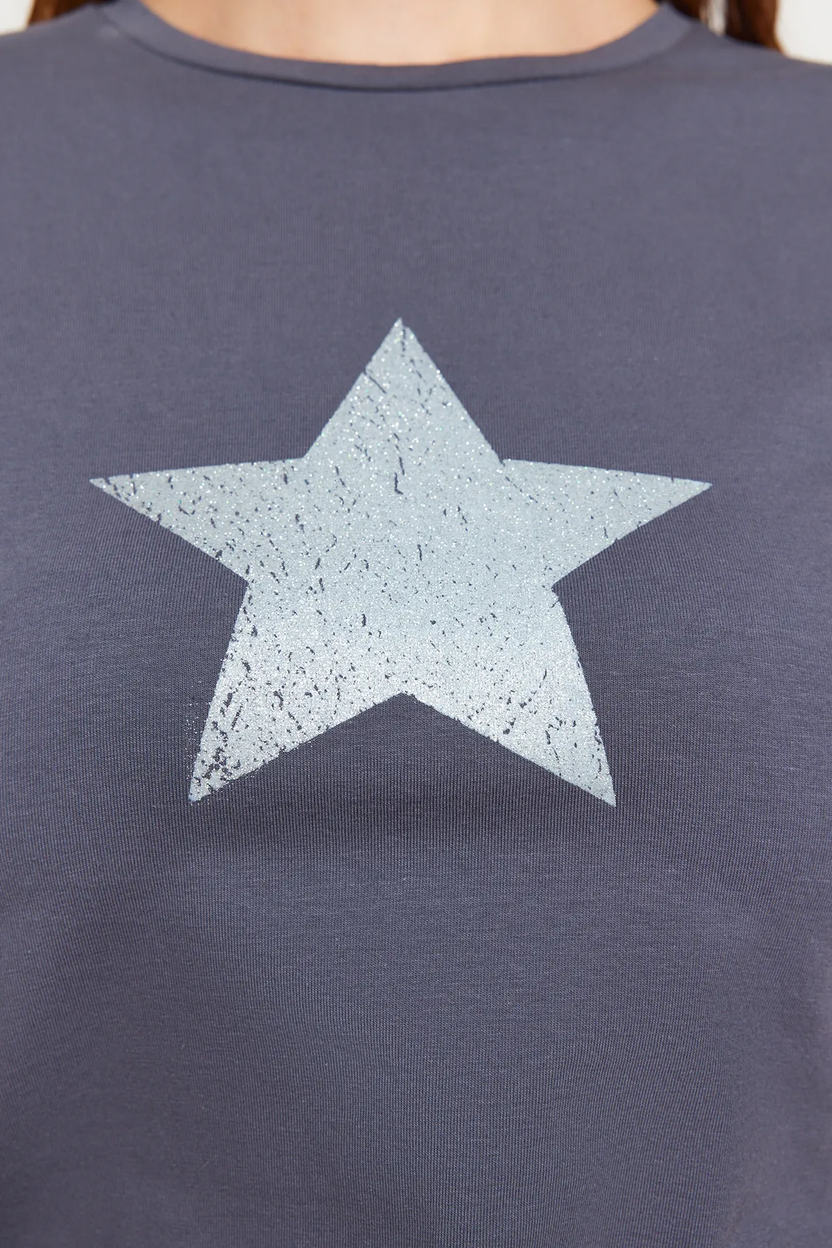 Trendyol Collection  Anthrazitfarbenes, tailliertes/kurzes, flexibles Strick-T-Shirt aus Baumwolle mit Antik-Effekt und Aufdruck TWOSS24TS00031