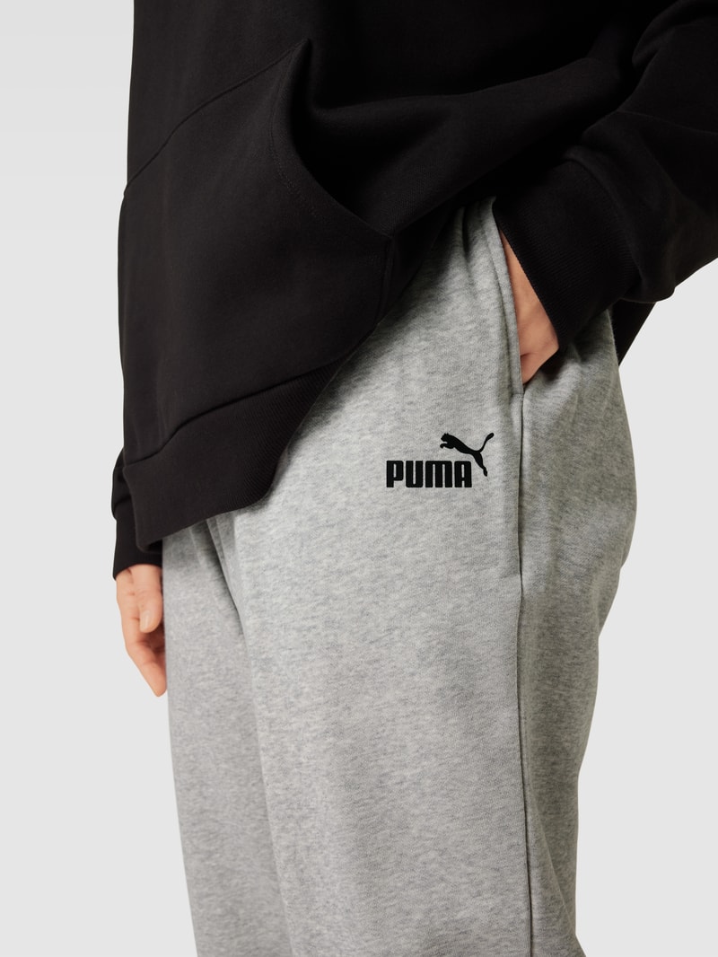 PLUS SIZE Sweatpants mit Label-Detail in hellgrau meliert