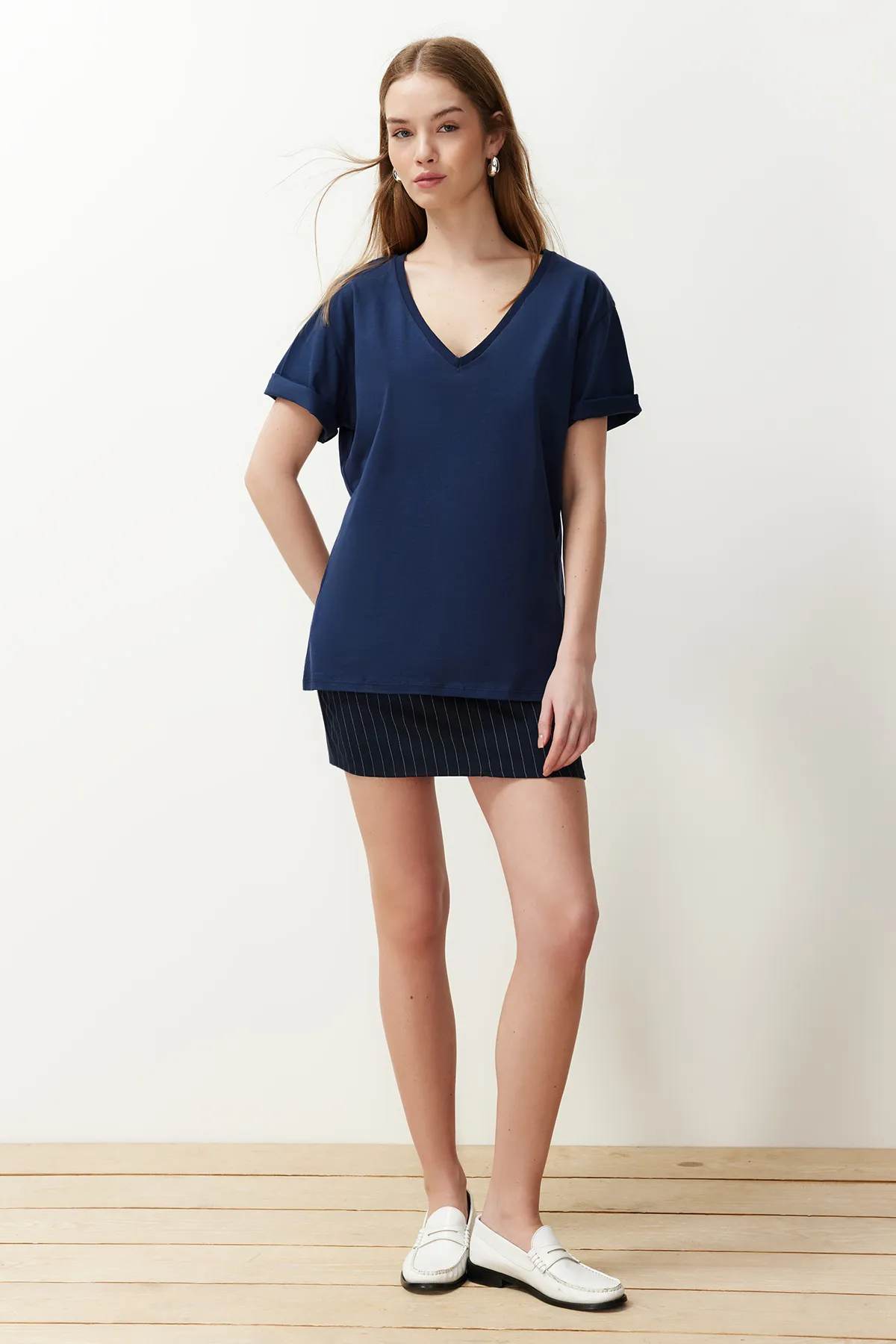 Trendyol Collection  Marineblaues, übergroßes/weites Strick-T-Shirt mit V-Ausschnitt, 100 % Baumwolle TWOSS23TS00003